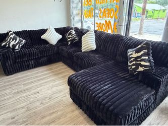 New ⭐️ Beautiful Black Corduroy Modern Sectional Sofa ⭐️ Shop with $0 Down⭐️ Delivery available 🚚 Address: 2315 Nogalitos, 78225