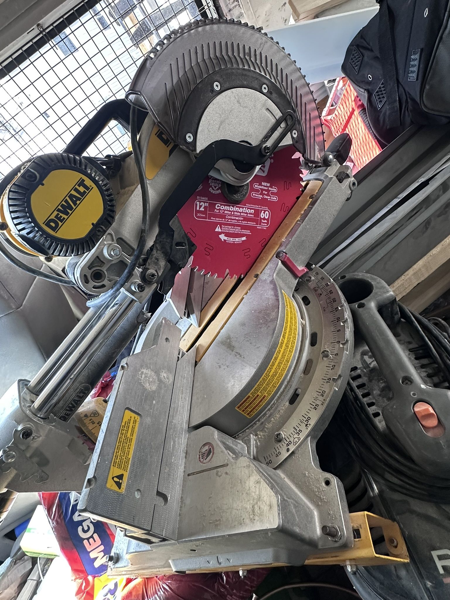 Shop Saw Dewalt 12” DW780 W/ Blade Highlight