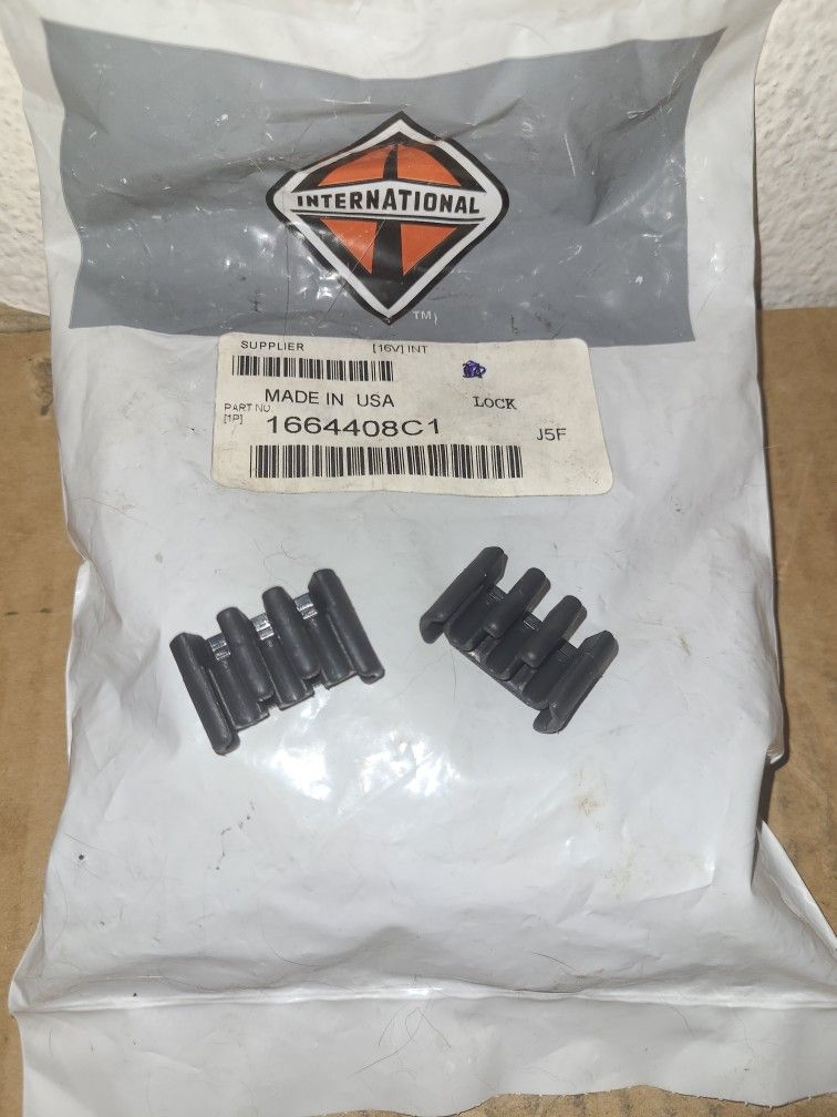 (2) International Navistar 1664408C1 Lock Connector Body