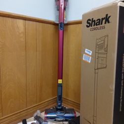 Shark IZ362H Anti Allergen Cordless Lightweight Stick Vacuum With Self Cleaning Brushroll, Powerfins.