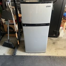 Magic chef Mini Fridge In Yucaipa ca 92399