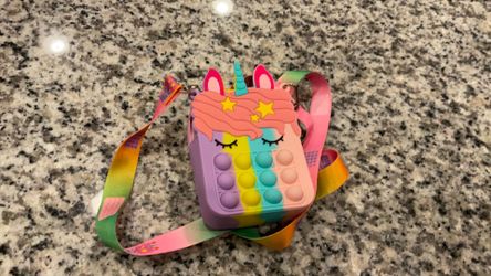 It a puppet bag we don’t know the brand yet the colors like purple yellow blue pink, those colors and then the size is like life in centimeters 11 cm 