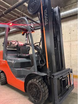 TOYOTA M8 forklift, latest model 6600 lb,3 stage, side shift