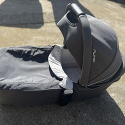 Nuna Bassinet - Excellent Condition 