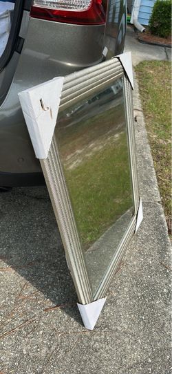 Rectangular Wall Mirror with Silver Ridged Frame