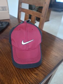 Nike Golf Performance Cap NWT Burgundy and Black