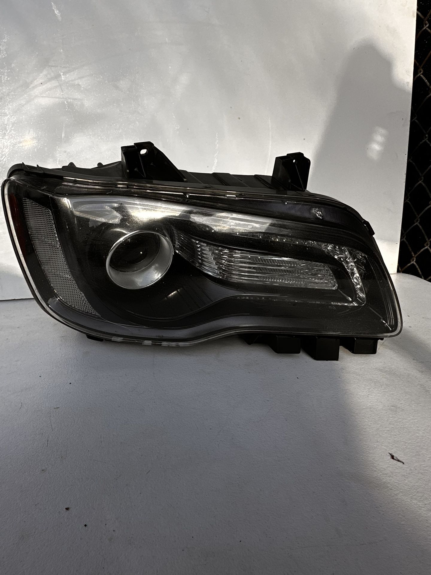 HEADLIGHT RIGHT CHRYSLER (contact info removed)-2023