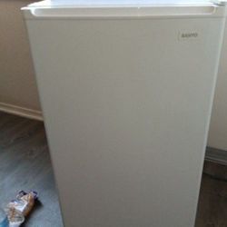 In New Condition $70 Sanyo Mini Fridge 