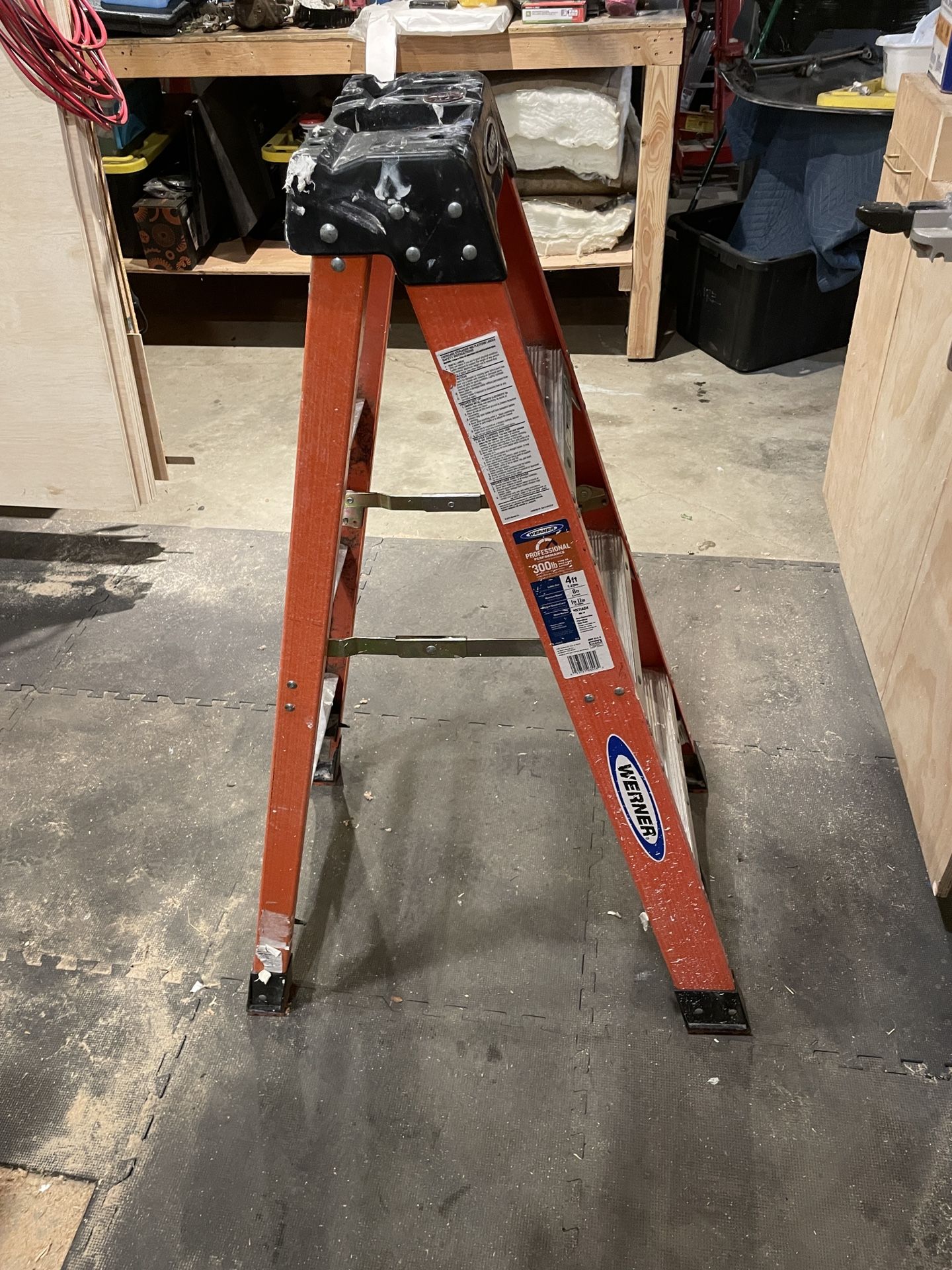 Werner 4 Foot 300# Step Ladder
