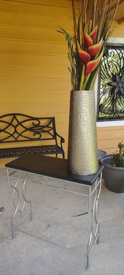 Mesa de entrada 28x28x12. Y jarrón metal