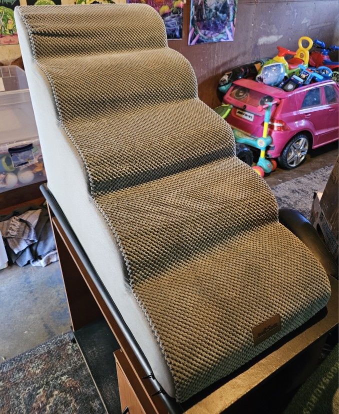 CozyKiss Pet Stairs. New Never Used!