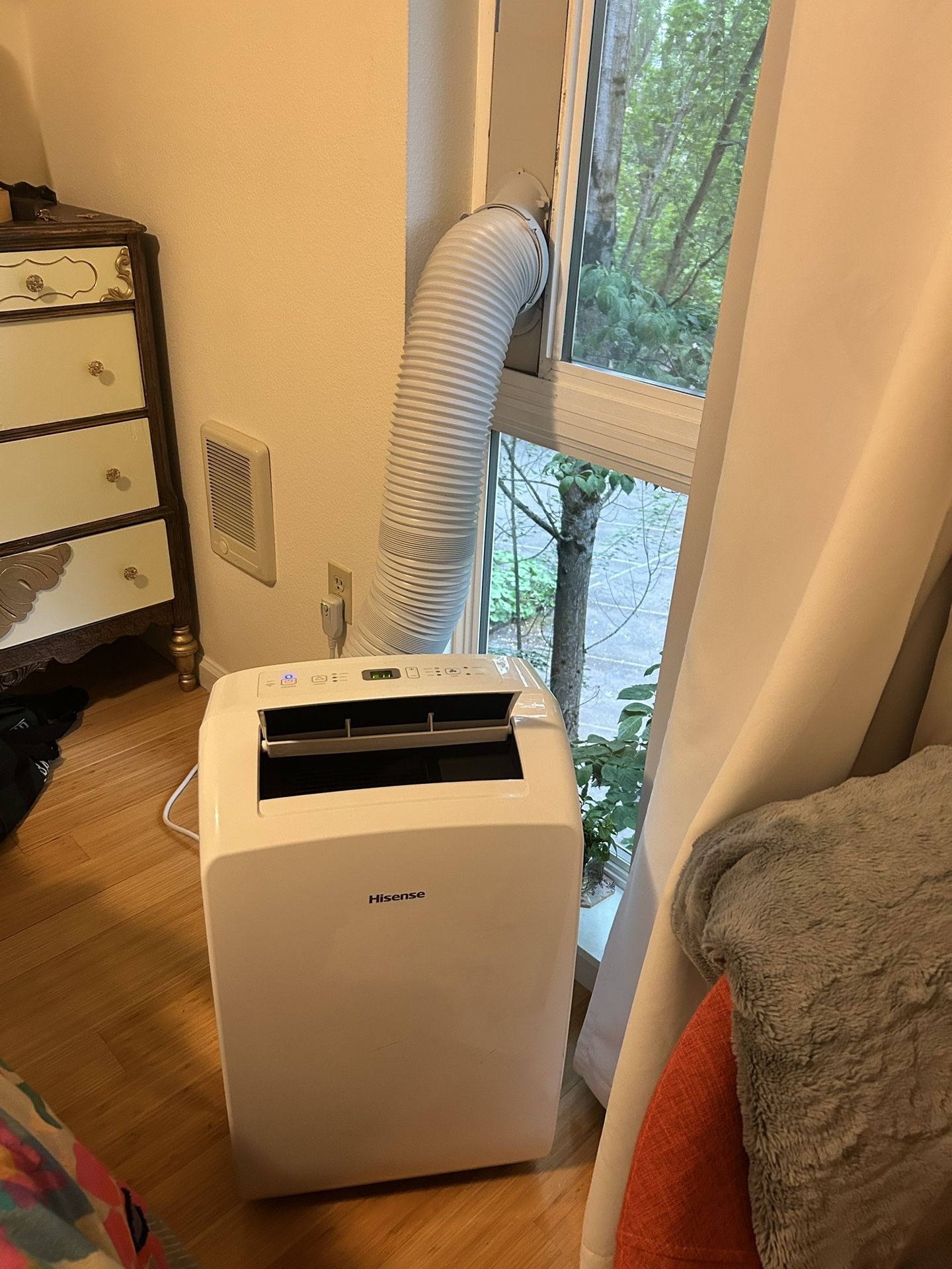 A/C Hisense 8000 BTU DOE 115-Volt Vented Medium Room Smart Portable Air Conditioner Remote