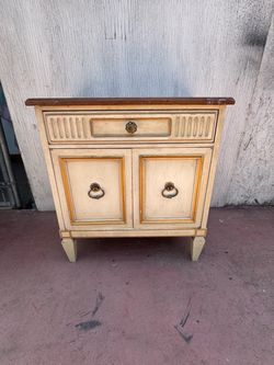Solid wood one night stand in very good condition