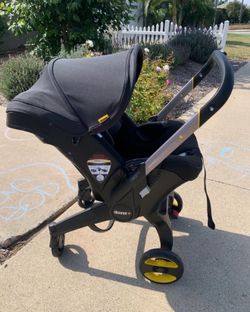 Doona Car Seat Stroller & Base MINT CONDITION