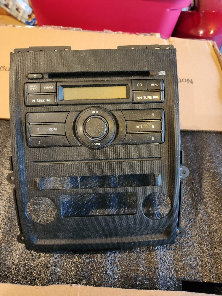 Nissan Frontier Radio With Bezel And Speakers