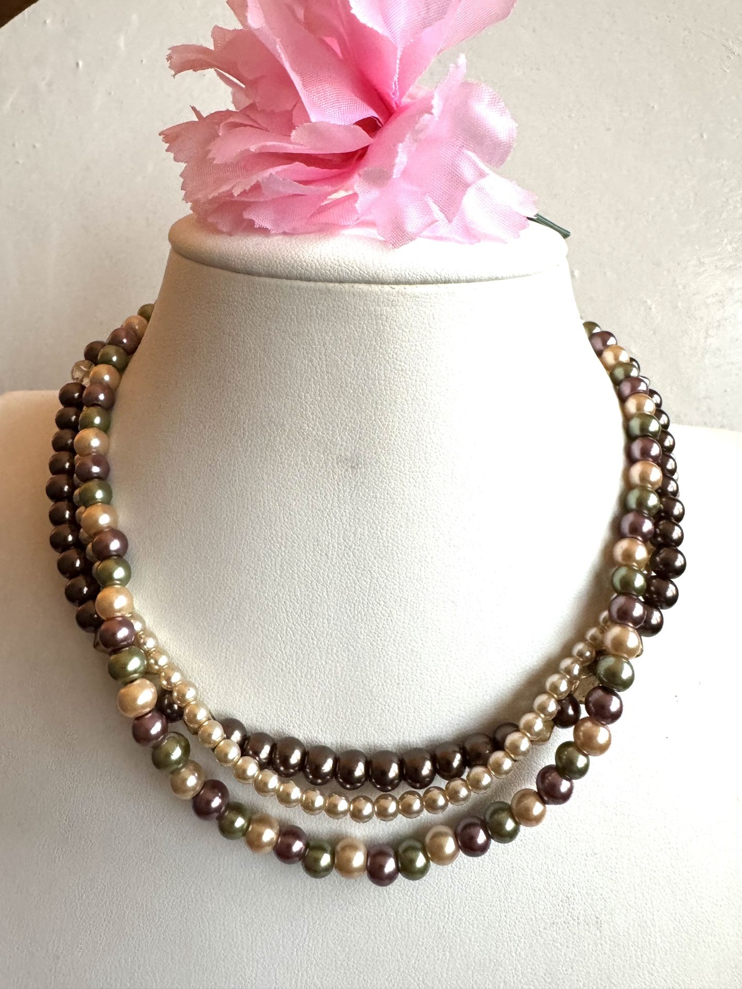 vintage and beautiful 3 strand multicolor pearl necklace 