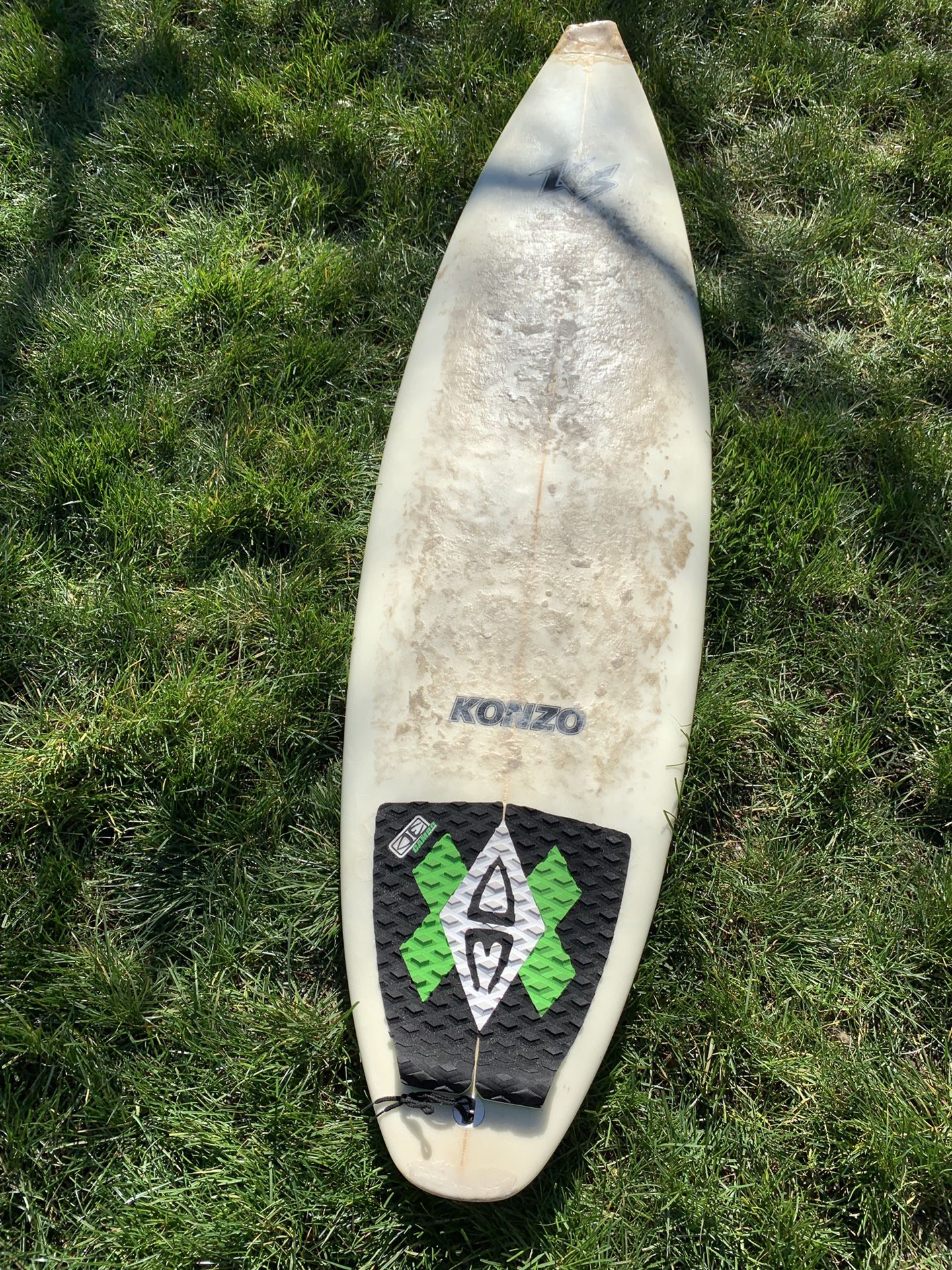 KONZO surfboard 6’6” bad island patch job