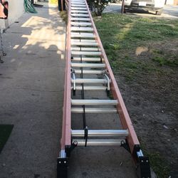 ,32 Ft Fiberglass Extension Ladder Like New
