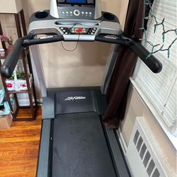Life Fitness Treadmill Comes With Belt