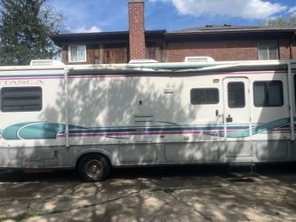 Motor Home, low mileage 30,000 well kept & Run excellent