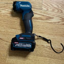 Makita Light With Xgt 40v Max 2.5 Ah Li-ion With Battery No Charger 