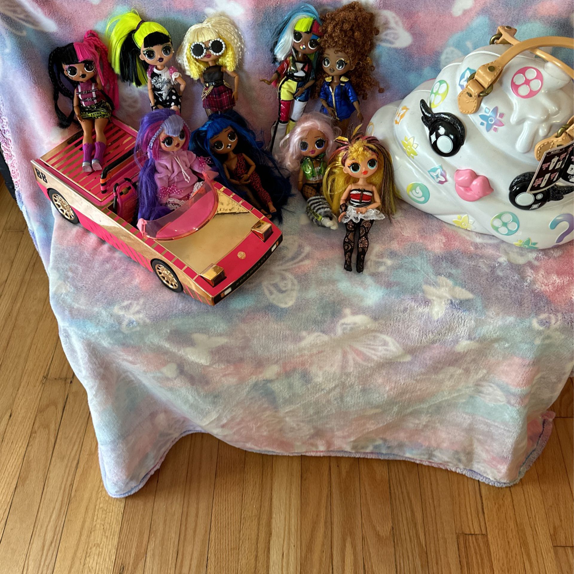 L.O.L dolls and purse