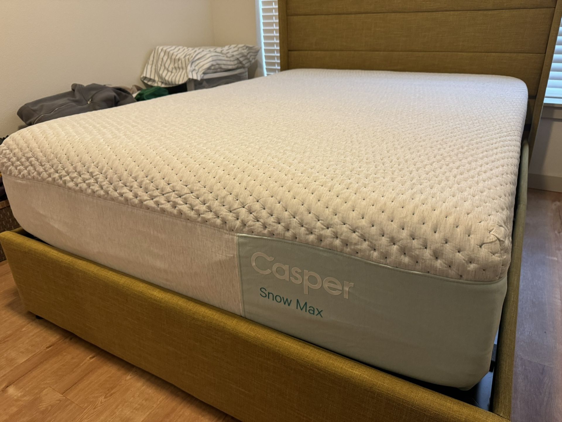 Like New Casper Snow Mac King Mattress
