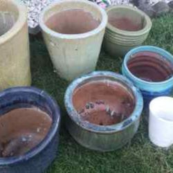 7 CERAMIC POTS FOR PLANTS. 