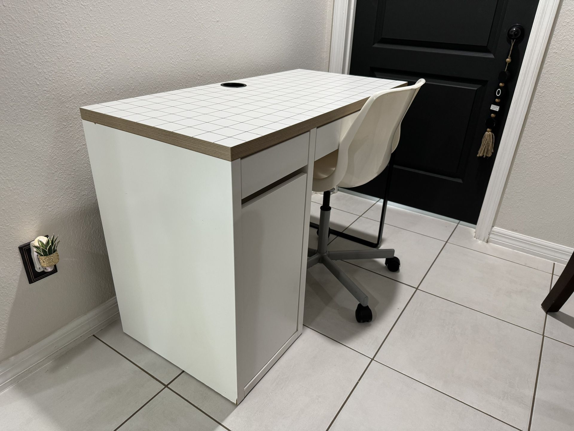 White Desk & Chair $40