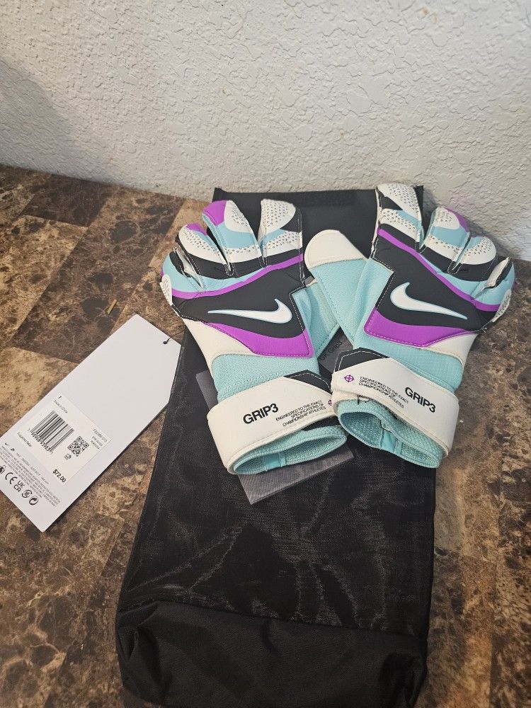 New Nike Grip 3 Goalkeeper Gloves Soccer FB2998-010 Size 7 $72 Retail