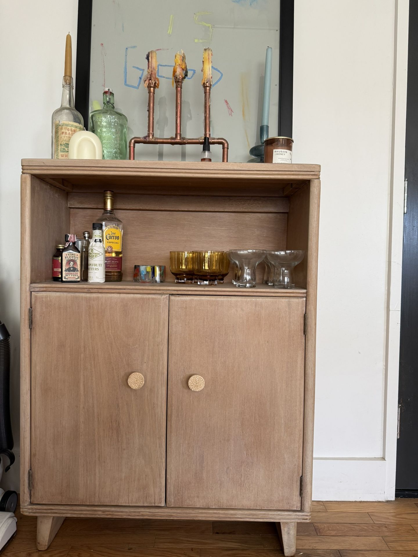 SOLID WOOD BAR W/Wine Rack