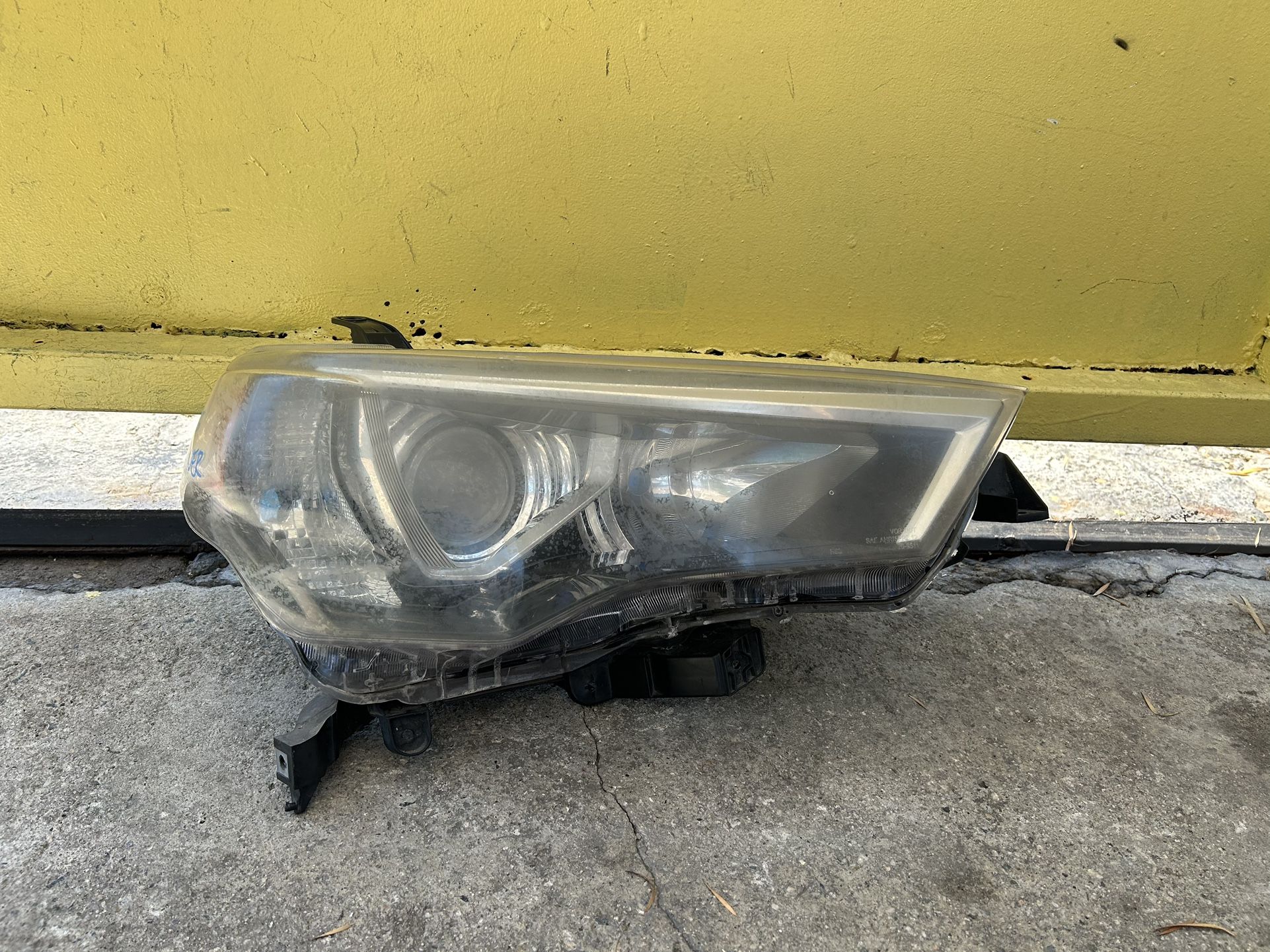 2014-2024 TOYOTA 4RUNNER RH HEADLIGHT 