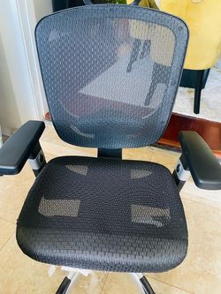 Staples Ergonomic Task Chair, Mesh, Ergonomic, Lumbar Support, Swivel, Gray