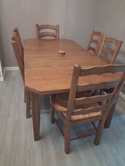 Nice solid oak wood dining table with 6 chairs the middle piece comes out to make smaller cash only