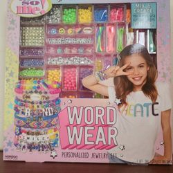 Its So Me! Wear And Share 40+ Bracelets | Make Your Own Bracelets Set. Brand New