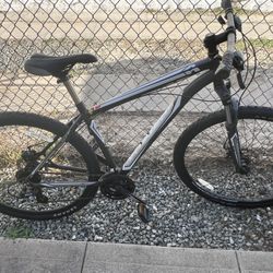 2012 Specialized Hardrock Frame Size Large. 