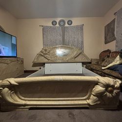 Beautiful Beige Queen Italian Bedroom 