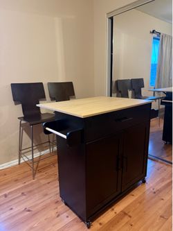 Kitchen Island with 2 chairs