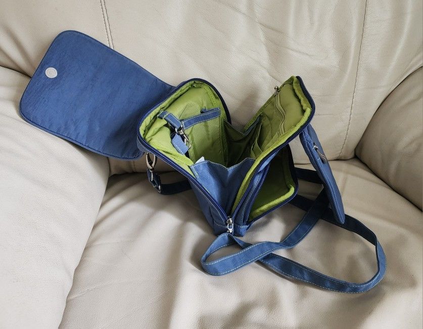 Baggallini Travel And Daily Use Blue Nylon Crossbody Shoulder Bag.