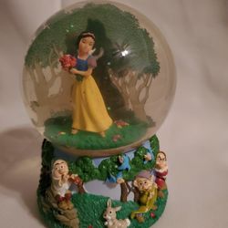 Disney Enesco Snow White & The 7 Dwarfs Snowglobe “WALTZ OF THE FLOWERS” Music