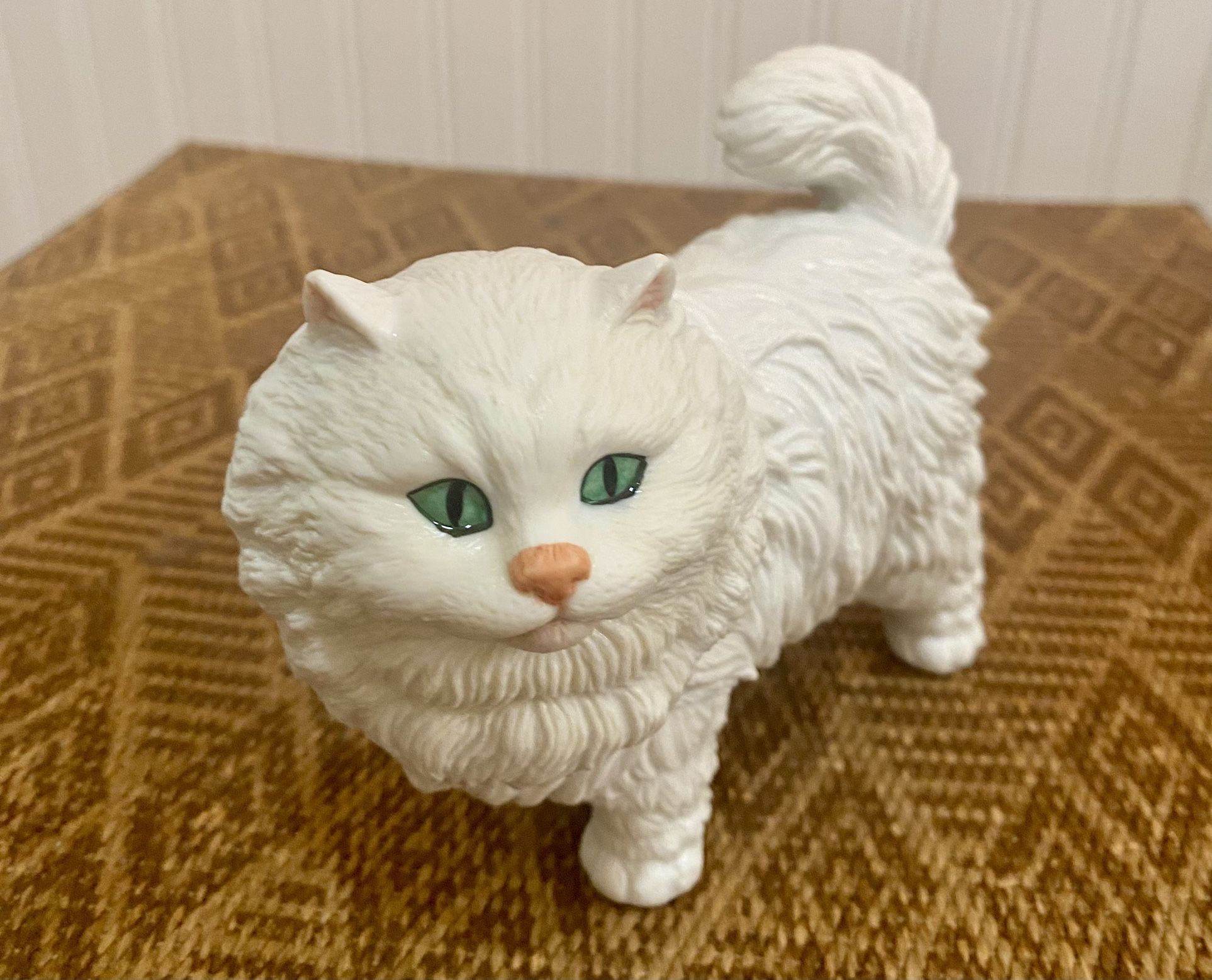 Vintage White Persian Cat Sitting Ceramic Figurine 3 3/4"