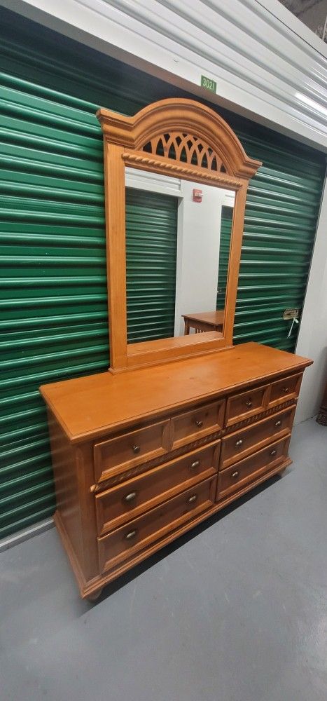 Dresser With Mirror. Se Habla Español 