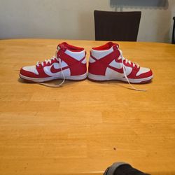 Size 7 Nike shoes. 