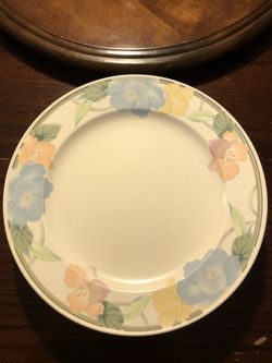 6 pcs Mikasa plates.