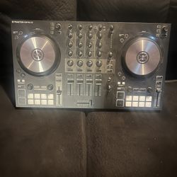 Traktor S3 DJ Controller
