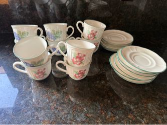 Set a cup and saucers