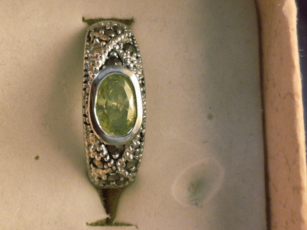 VERY VINTAGE PERIDOT AND MARCASITE RING