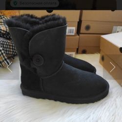UGG SIZE 6 