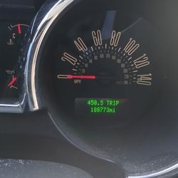 White Ford MUSTANG GT 