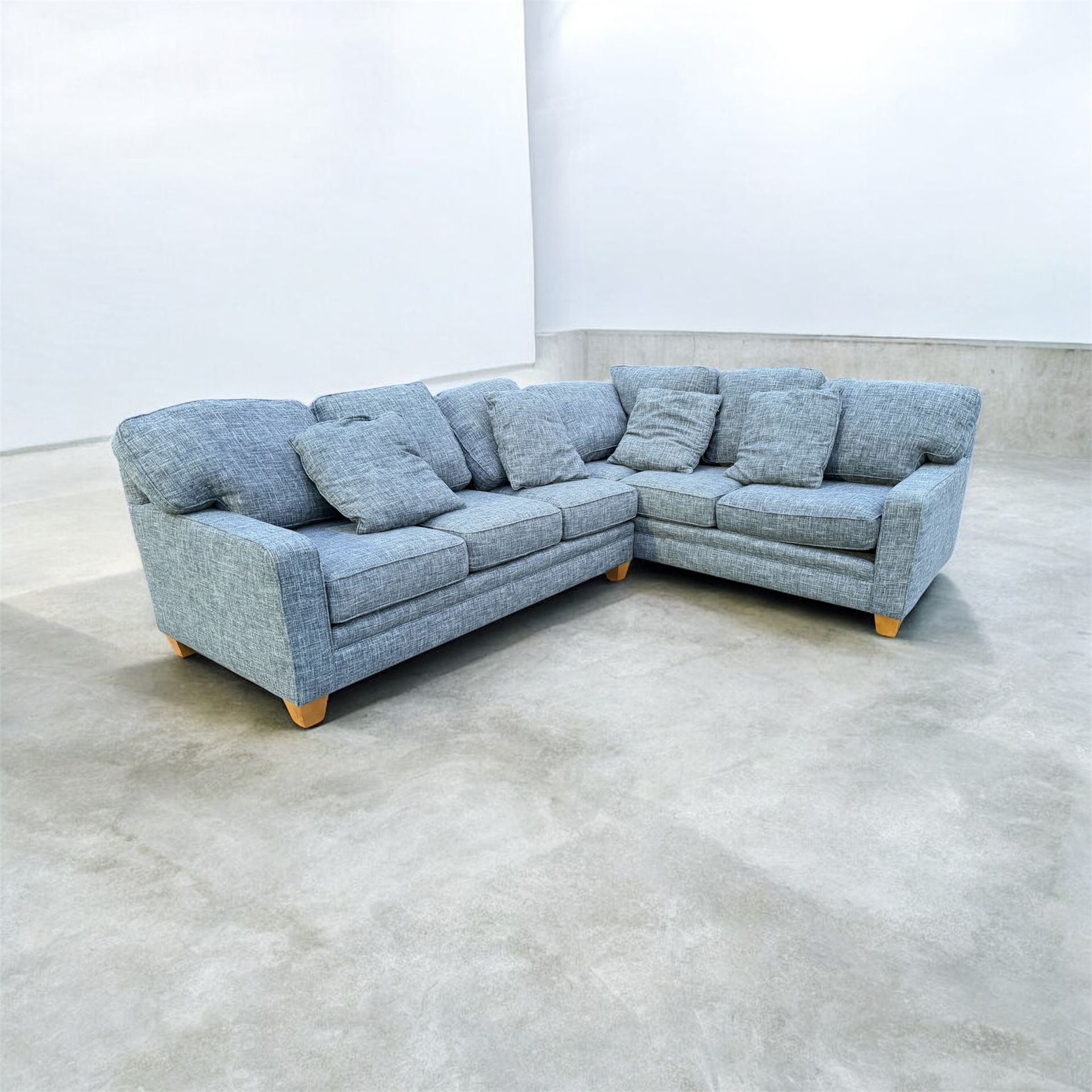 Free Delivery Sectional Couch / Sofa 